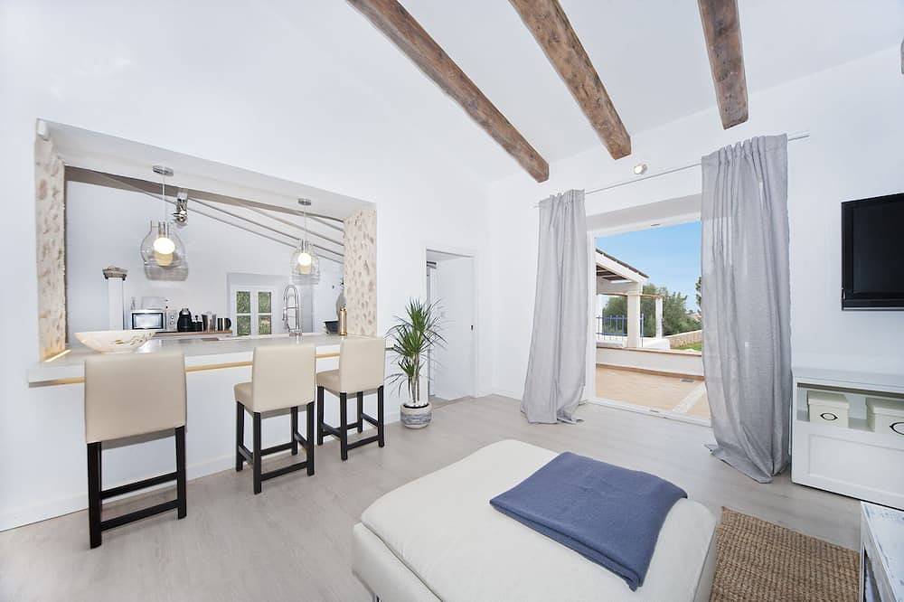 Eine atemberaubende rustikale Villa, renoviert in einem sehr schicken Stilmix in Genova, Palma