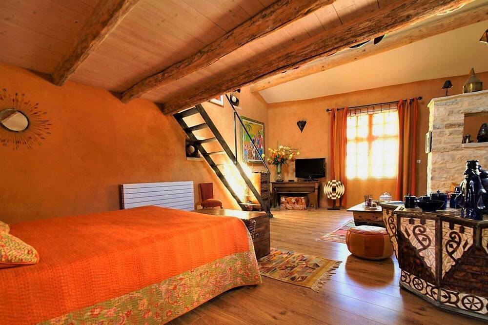 Love Room,discrétion , Luxe ,calme,volupté de L'orient,jacuzzi Dans le Jardin in Vézénobres, Región de Alès
