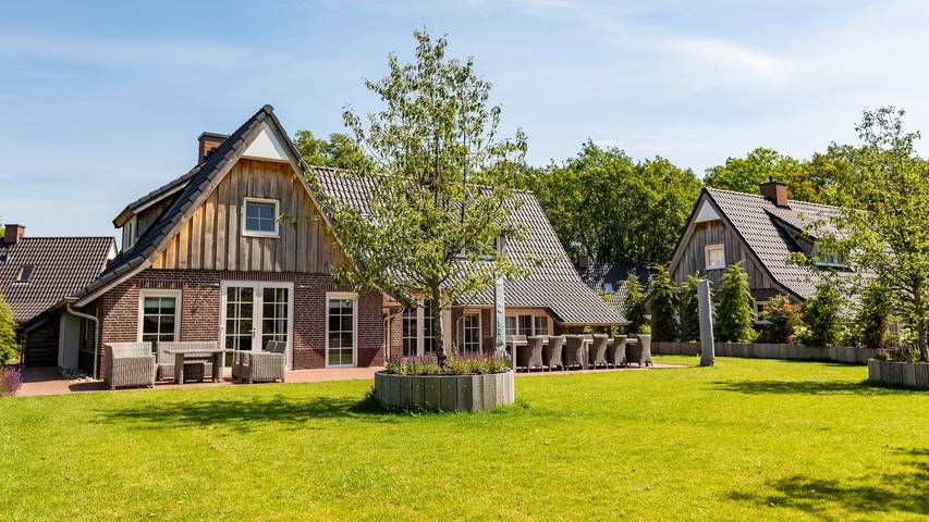 Ferienhaus für 14 Personen, mit Balkon/Terrasse und Whirlpool sowie Terrasse und Garten in Hellendoorn