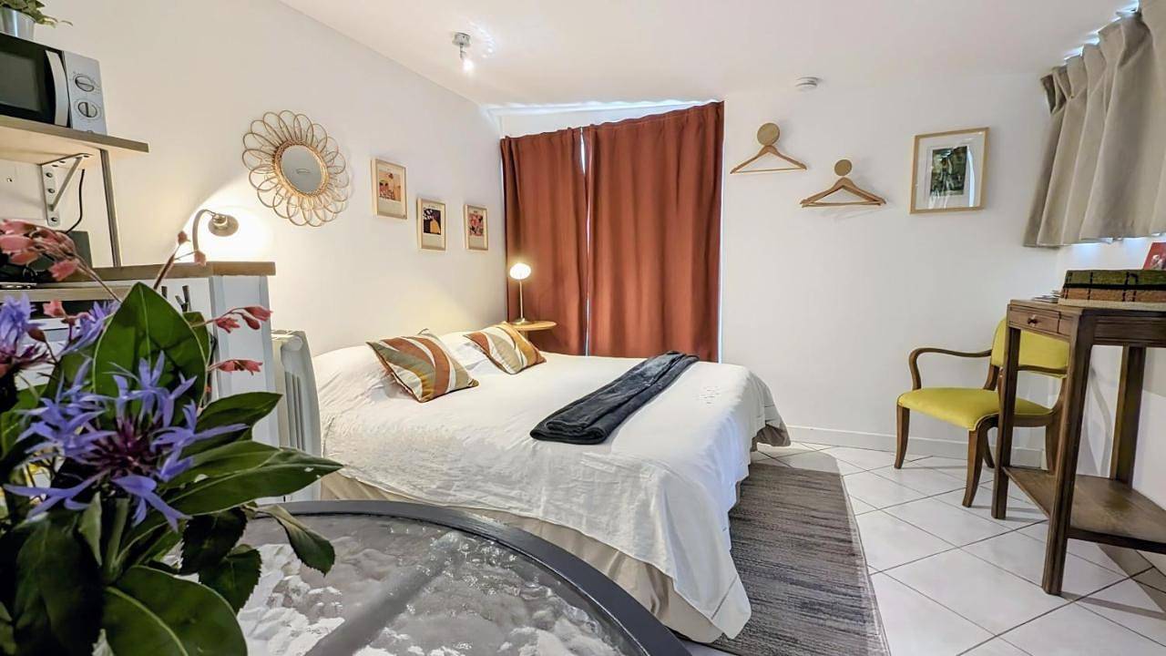 Appartement entier, One-Bedroom Apartment in Sainte-Savine, Aube