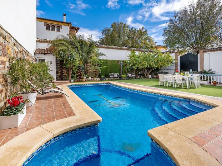 Casa rural para 15 personas, con Jacuzzi además de Terraza y Jardín en Íllora