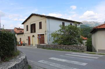 Gîte pour 5 personnes, avec vue et jardin, animaux acceptés à Camporgiano