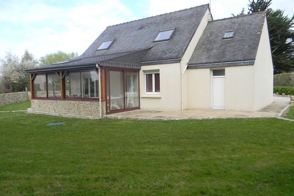 In a dead end quiet house 8 people 600 m from the sea in Saint-Gildas-de-Rhuys, Côte des Mégalithes