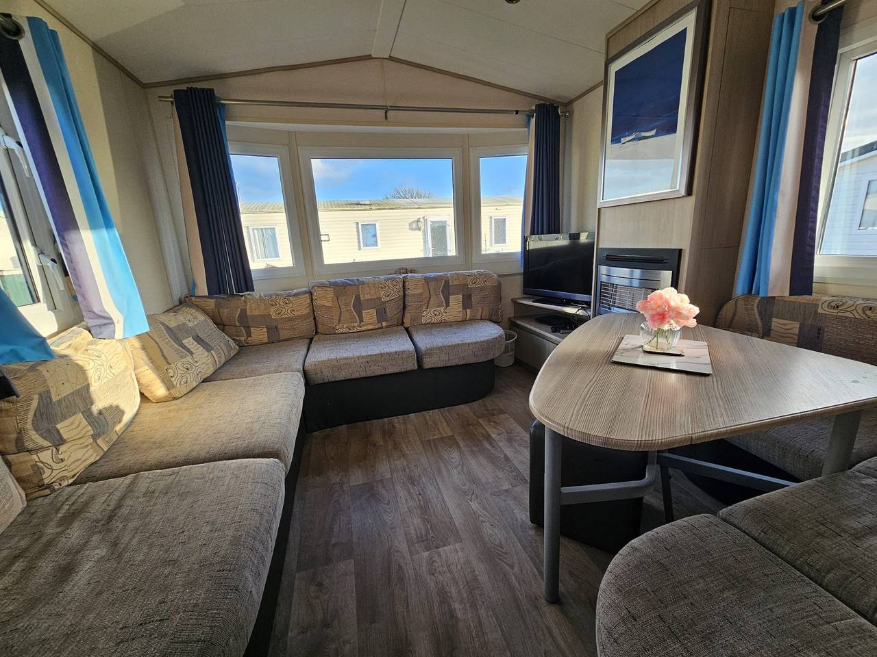 Caravan Leanne Sleeps 6 with Parking in Rhyl, Denbighshire