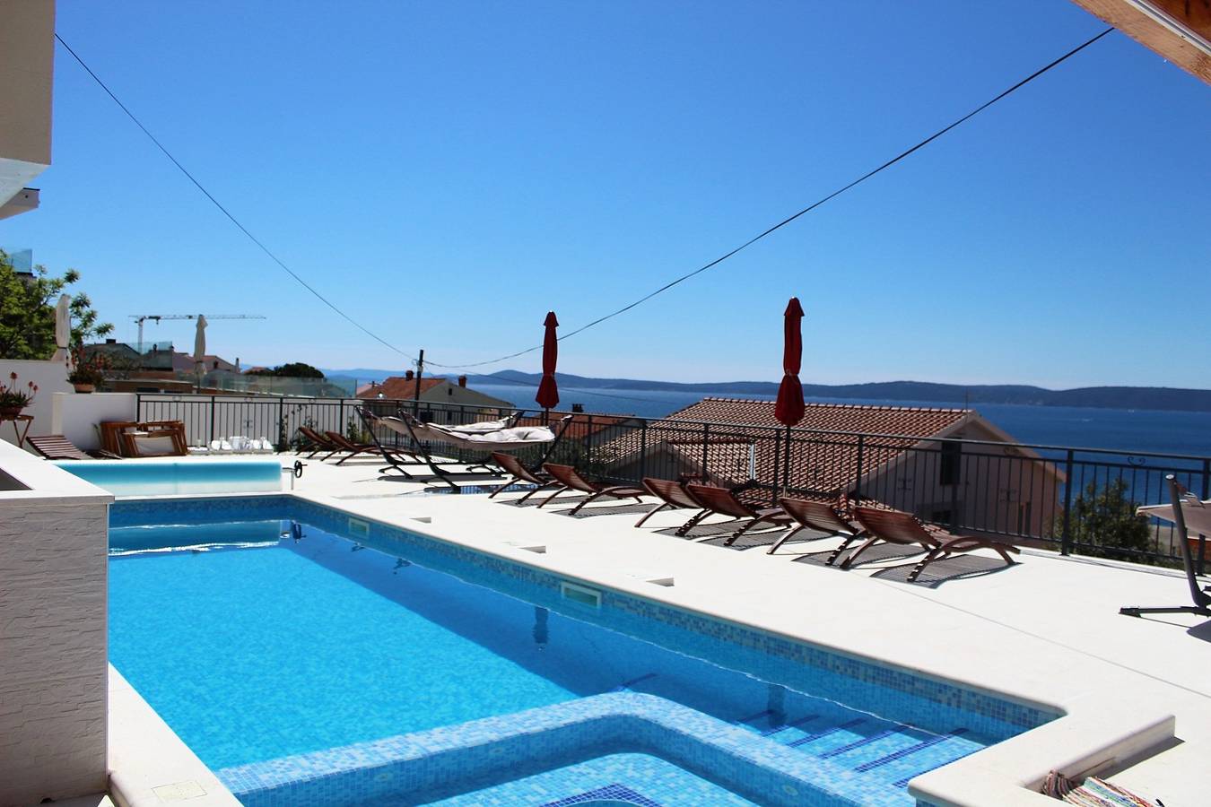 Apartamento entero, Apartamento junto a la piscina con vistas al mar y amplia terraza a5 in Okrug Gornji, Čiovo