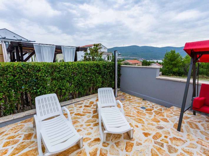 Ferienhaus mit Terrasse und Meerblick  in Pridraga, Donji Karin