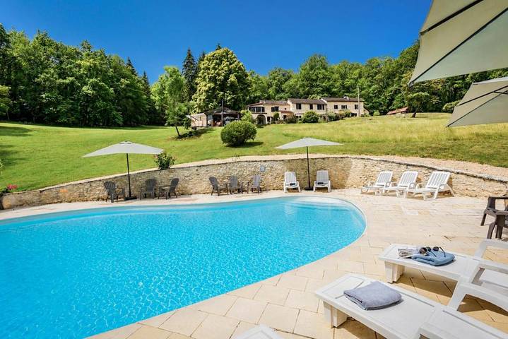 Vakantiehuis voor 4 personen, with Whirlpool and Terras as well as Tuin and Zwembad in Souillac
