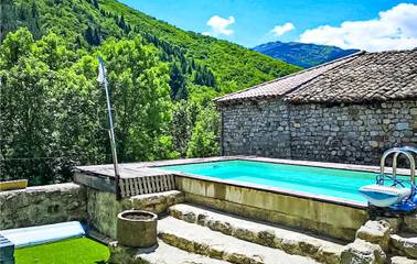 Gîte pour 6 personnes, avec terrasse et piscine, animaux acceptés à Barnas