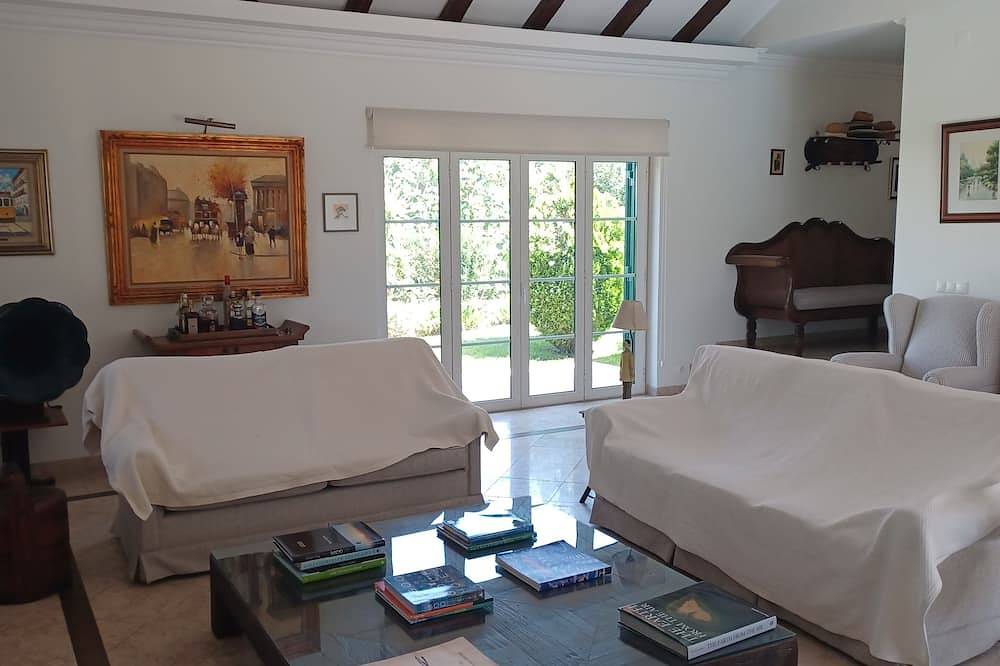 Cozy charming house with pool in a golf course 20 m from the beach, near Lisbon. in Quinta do Conde, Halbinsel von Setúbal