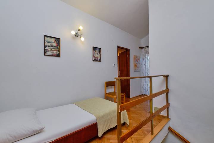 Ganze Wohnung, 1-Zimmer-Ferienwohnung mit Terrasse Artatore, Losinj -c in Mali Lošinj, Aratore