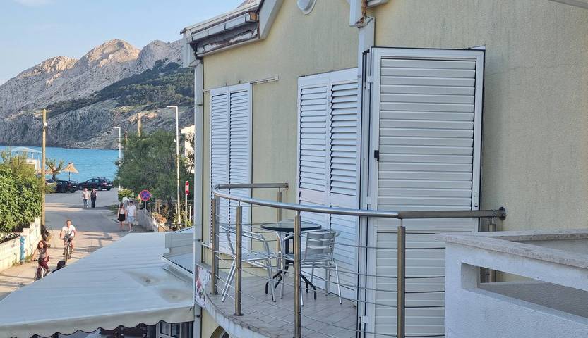 Appartement entier, Apartment Vlahinja - with Balcony, 100m from the Beach in Zarok, Baška