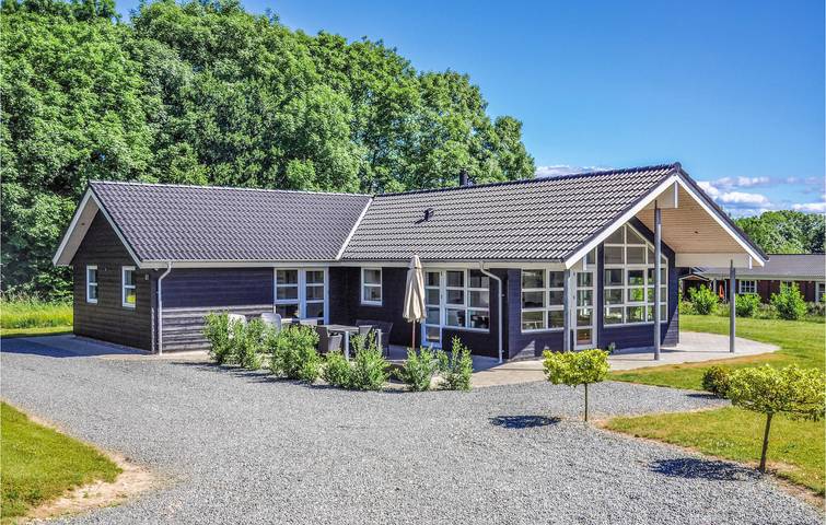 Feriehus for 10 personer, hage og sauna i tillegg til jacuzzi og terrasse i Mommark