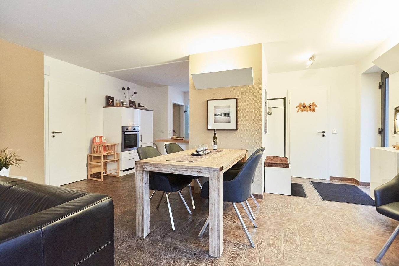Modern ausgestattete und großzügig geschnittene Ferienwohnung im Ortskern. in Borkum