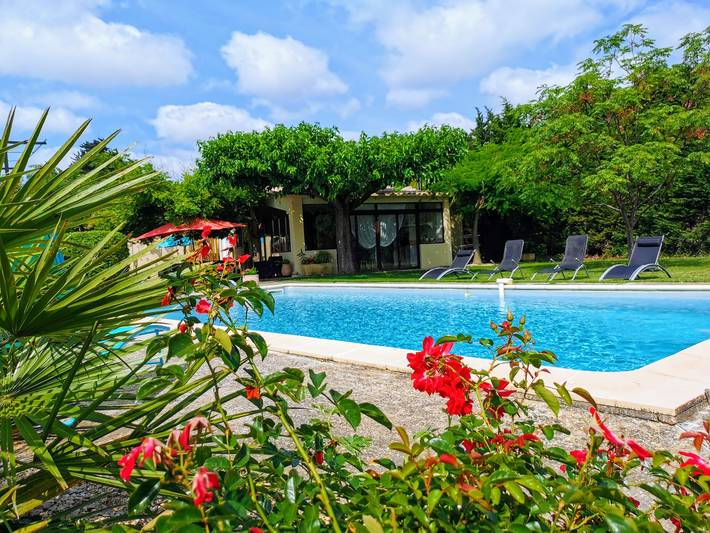 Gîte pour 10 personnes, avec piscine à Sarrians