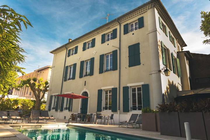 Ferienwohnung für 2 Personen, mit Terrasse und Whirlpool sowie Garten und Pool