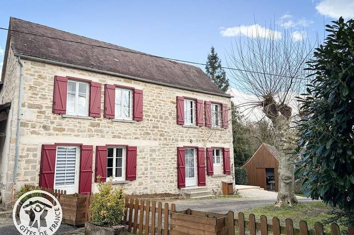 Location de vacances pour 10 personnes, avec Jardin à Lavergne