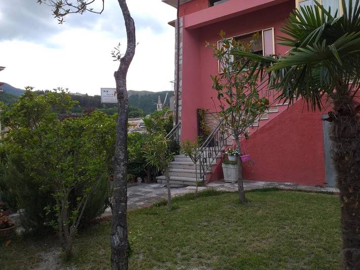 Ferienwohnung für 2 Personen, mit Terrasse und Garten sowie Ausblick in Cagli
