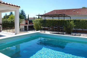 Location de vacances pour 6 personnes, avec piscine ainsi que vue et jardin à Saint-Laurent-la-Vernède