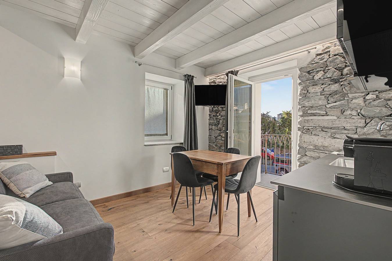 Appartement entier, Maison Cerise - Appartement 2 avec vue montagne, balcon et Wi-Fi in Aoste, Alpes valaisannes