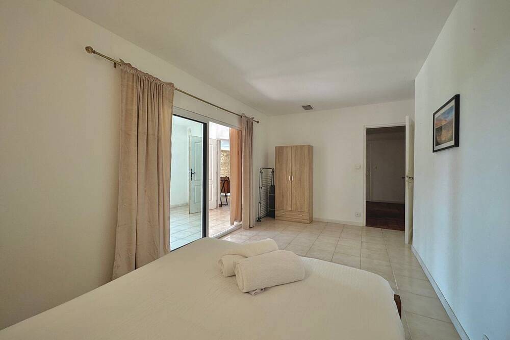 Les Hauts de Bezouce, Spacious and Game Room in Bezouce, Nimes region