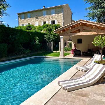 Gîte pour 4 personnes, avec terrasse ainsi que jardin et piscine en Ardèche