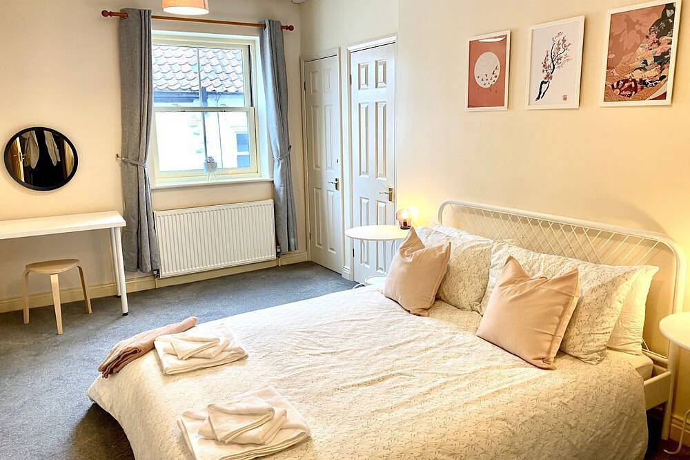 Flamborough Rock House & Cottage - village centre location in Flamborough, East Riding of Yorkshire