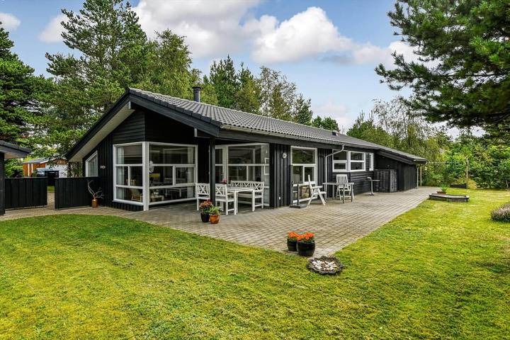 Ferieudlejning for 6 personer, med Jacuzzi og Terrasse såvel som Have og Sauna i Ho