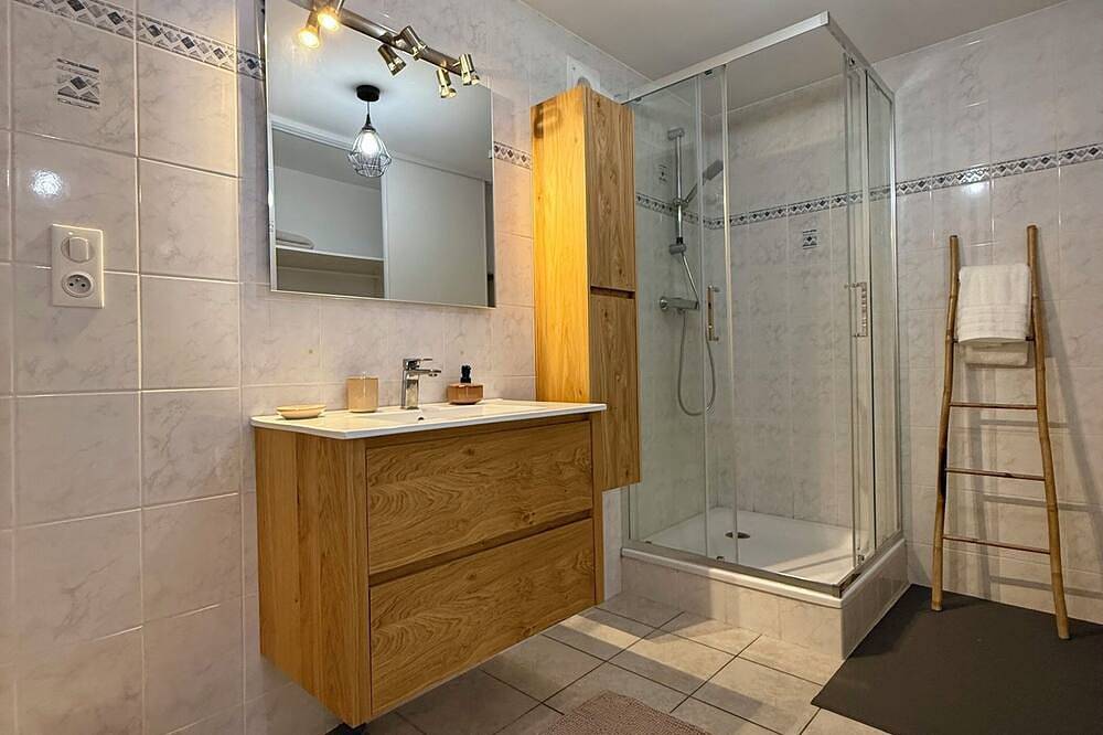 Appartement entier, Gîte 4★ Le Puy-en-Velay • Jacuzzi privatif • Terrasse calme • Parking in Espaly-Saint-Marcel, Haute-Loire