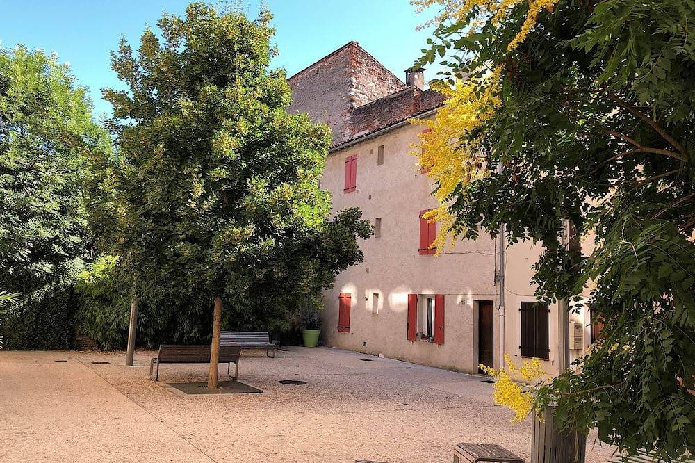 Entire apartment, Apartment 2*, place Saint Priest, floor 1 in Cahors, Lot