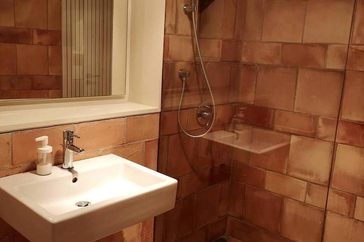 Gîte pour 2 personnes, avec vue ainsi que piscine et jardin, animaux acceptés à Alella - 2