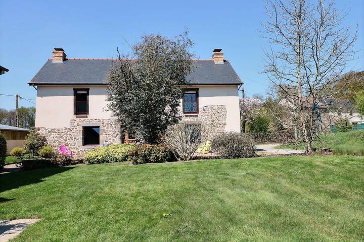 Gîte pour 4 personnes, avec jardin ainsi que vue et terrasse à Tinténiac