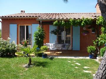 Gîte pour 4 personnes, avec jardin ainsi que terrasse et piscine à Pierrevert