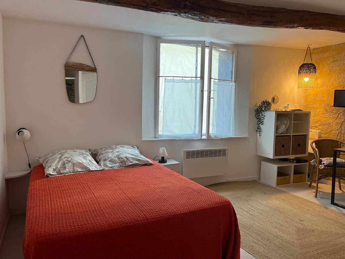 Appartement entier, Studio Cosy Rue piètonne calme Centre-ville Uzès Climatisé in Uzès, Région de Nîmes