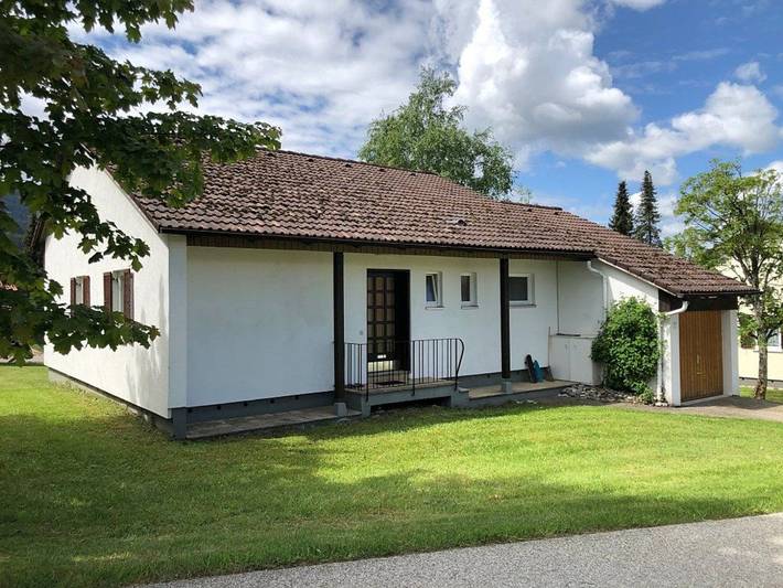 Ferienhaus für 7 Personen, mit Terrasse und Garten sowie Pool, kinderfreundlich in Nesselwang
