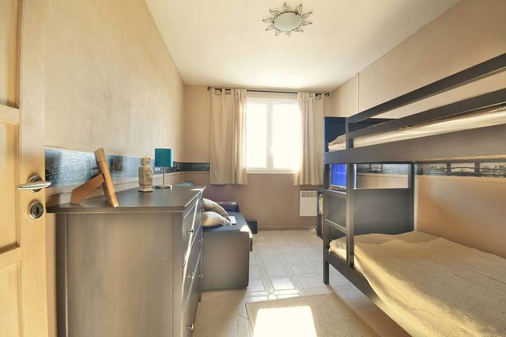 Villa moderne avec un beau jardin, piscine chauffée, un espace barbecue, à proximité des plages in Roquebrune-sur-Argens, Côte méditerranéenne (France)