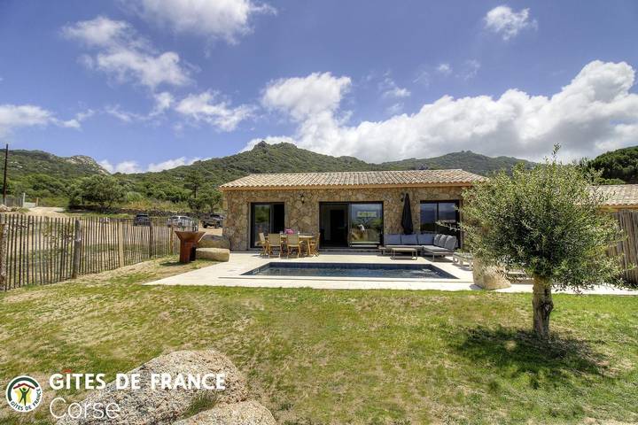 Casa de huéspedes para 4 personas, con terraza además de jardín y piscina - 1