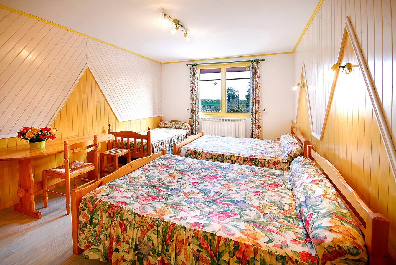 Bed and Breakfast 'Chambre Jaune' con terraza y jardín compartidos y Wi-Fi in Verrières (Charente), Charente