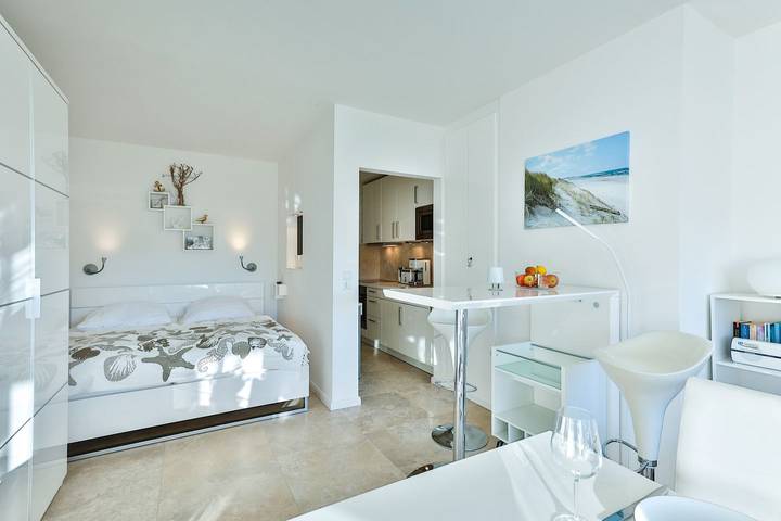 Ganze Wohnung, Modernes 1-Raum-Appartement in absolut strandnaher Lage mit Westbalkon. in Strand Hörnum, Hörnum