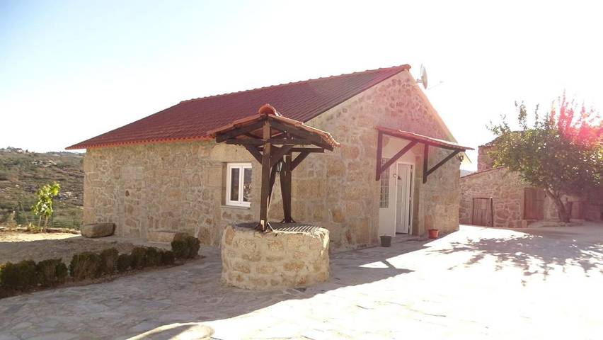 Location de vacances pour 6 personnes, avec piscine ainsi que jacuzzi et jardin dans Fornos de Algodres