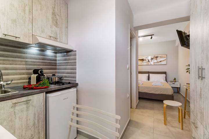 Entire studio, Studio Apartment 'Mella Roa Amar' with Shared Terrace, Wi-Fi and Air Conditioning in Perigiali, Greece