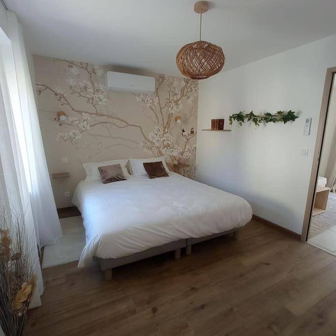 Gîte pour 4 personnes, avec terrasse et jacuzzi dans Grotte De Thais