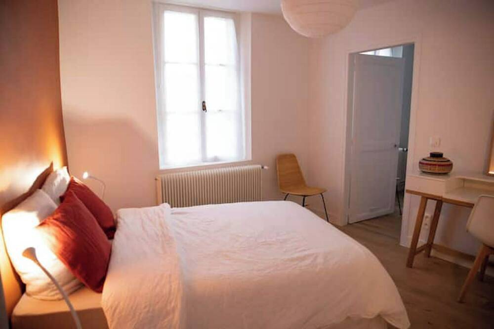 7 bedroom private vacation home in les trois lacs in Tosny, Région de Les Andelys