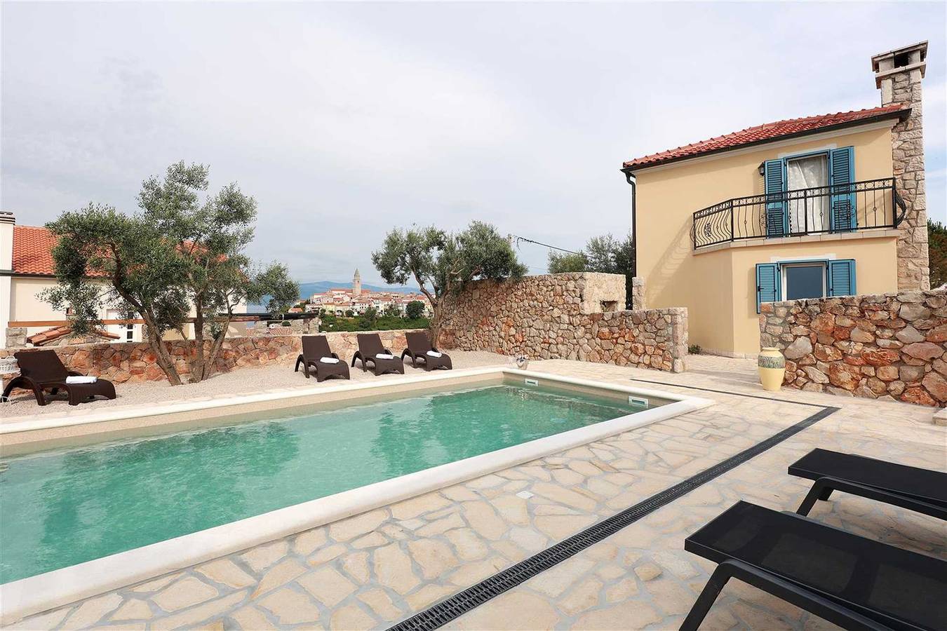 Villa Pinia mit Panoramablick auf das Meer und beheizter Pool in Vrbnik, Krk