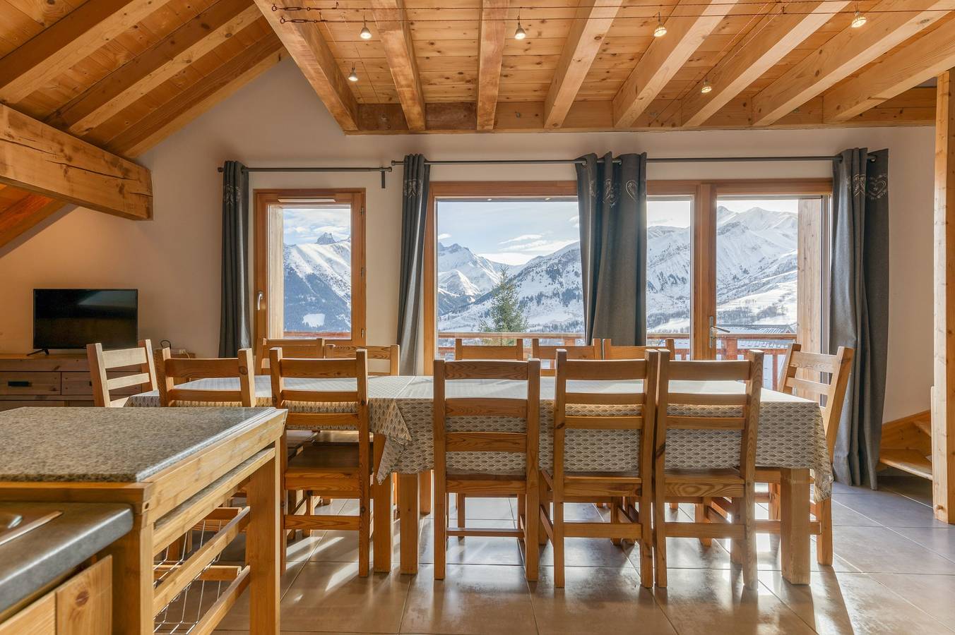 Appartement entier, Appartement "La Grande Vadrouille" avec vue sur les montagnes, terrasse partagée et Wi-Fi in Saint-Jean-d'Arves, Région de Saint-Jean-de-Maurienne