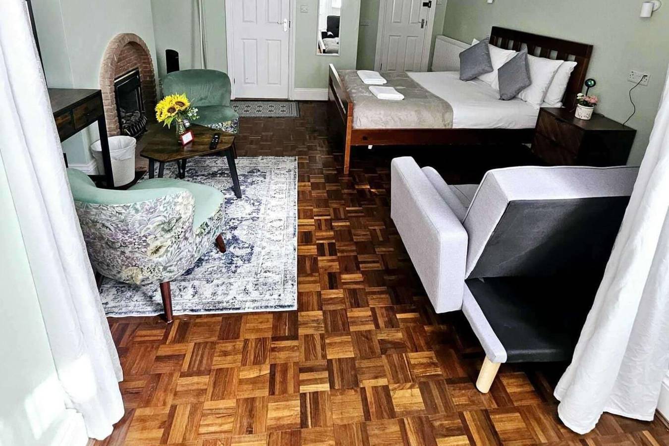 Entire holiday apartment, Apartment - Sleeps 6 - Self Check In - Beach Close in Southsea, Portsmouth