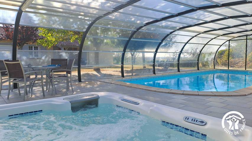 Gîte pour 6 personnes, avec Jacuzzi et Terrasse ainsi que Jardin et Piscine à Montdurausse