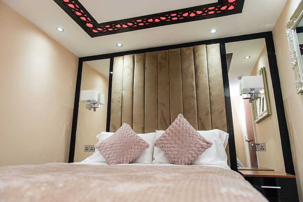 Entire apartment, Aphrodite Suites - The Sanctuary Hot Tub Spa Suite in Huddersfield, West Yorkshire