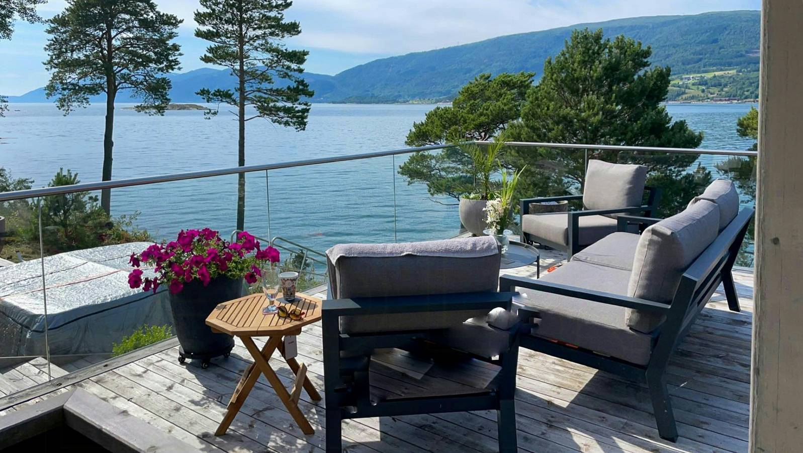 Seehütte mit Steg in Eidsvåg in Nesset, Nördliches Fjordnorwegen