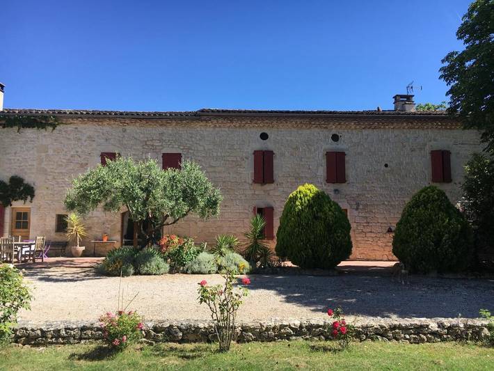 Location de vacances pour 2 personnes, avec Terrasse et Jacuzzi ainsi que Jardin et Piscine à Cestayrols