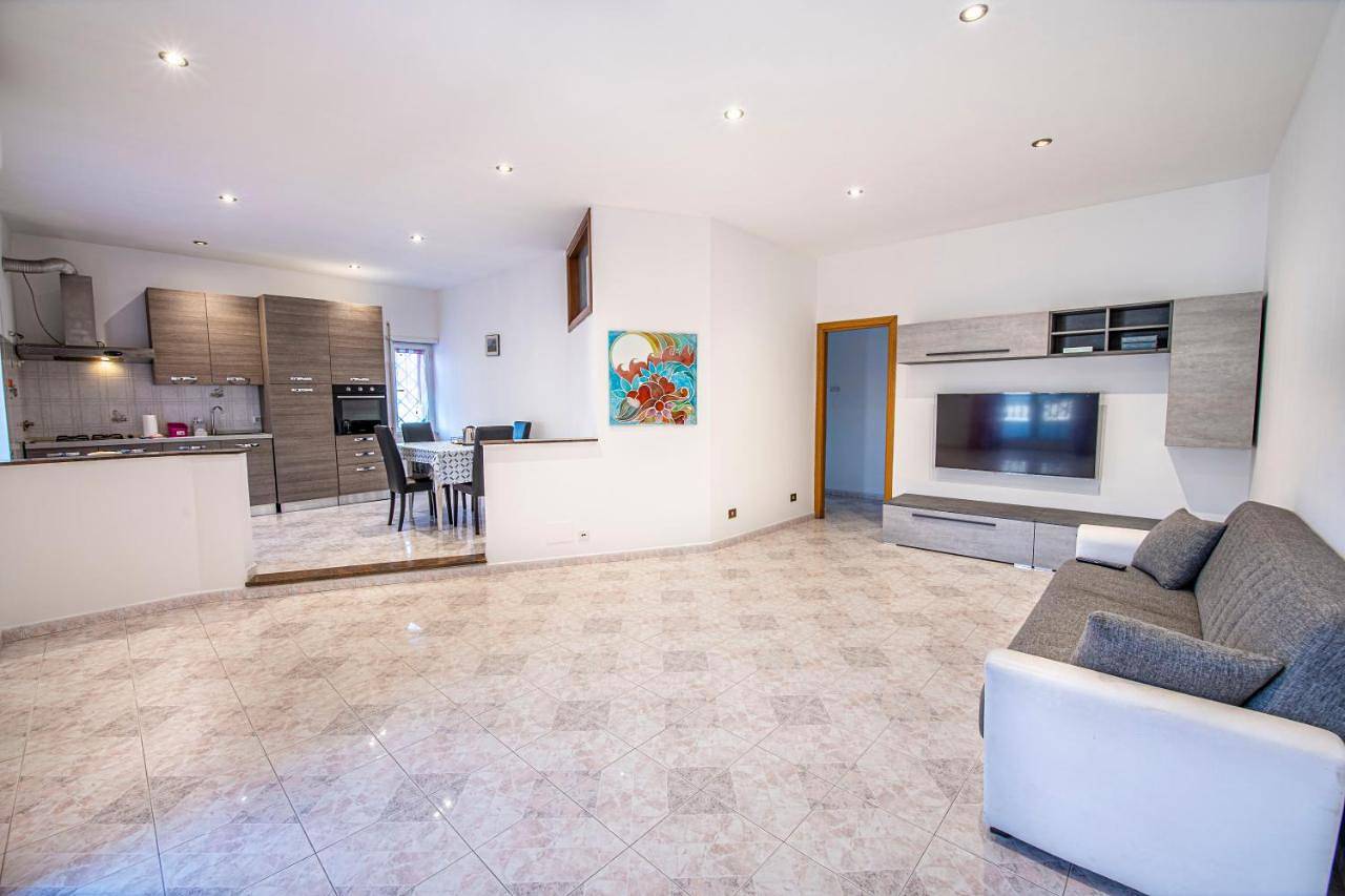 Appartamento intero, Two-Bedroom Apartment in Casal Morena, Roma